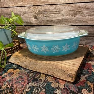 Vintage PYREX Casserole Dish with Lid in Turquoise Snowflake Pattern - 2.5 Quart
